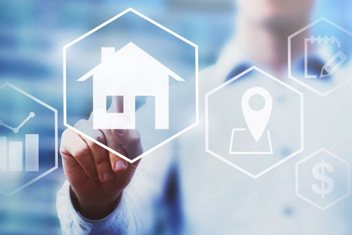 Immobiliensymbol auf Touchscreen beim Makler für Immobilienbewertungen in Landsberg Saalekreis